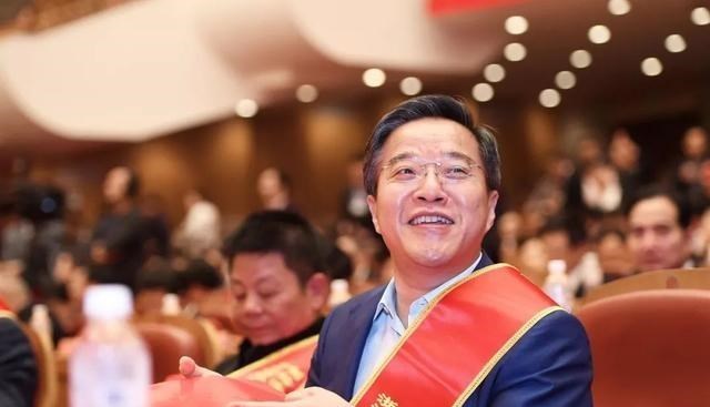 梵恩诗伊宁哥|中国富豪的“标杆”，将父亲遗产50亿全部捐出，令不少有钱人汗颜