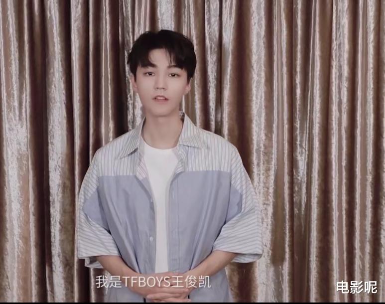 王俊凯|王俊凯发文祝TFBOYS八周年快乐，窗帘抢镜，粉丝评论区写小作文