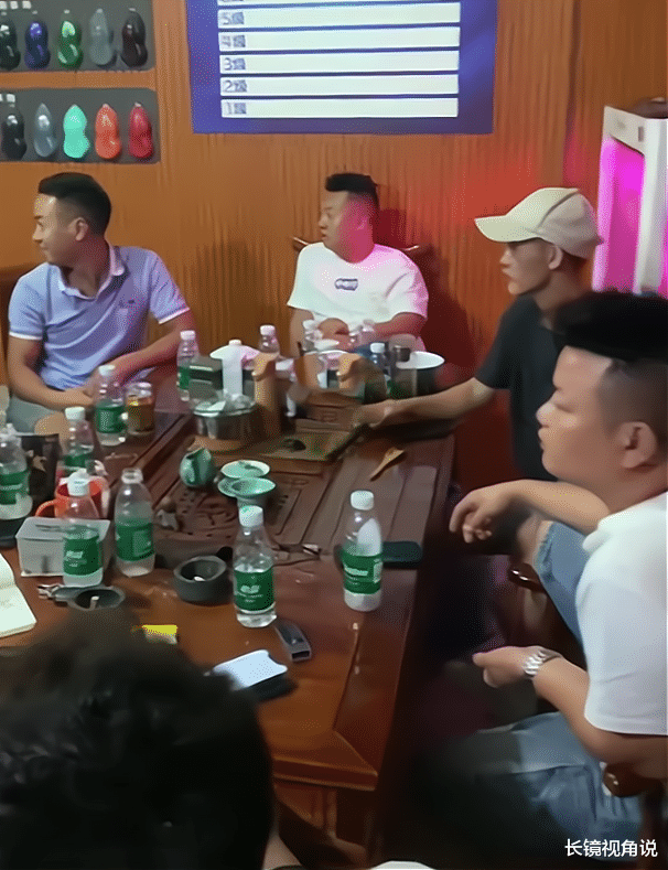 贵阳|隔墙有耳！贵阳一男子趴门偷听同事开会，被发现后成社死现场