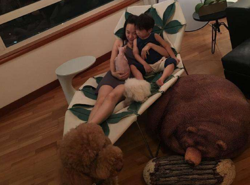 杨幂|霍思燕深夜抱小狗聚餐！走路直接夹在怀里，手上拎名牌包贵气十足