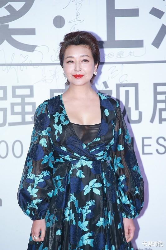 长裙 53岁的江珊美若35，短发也能优雅温柔，印花长裙演绎复古熟女魅力