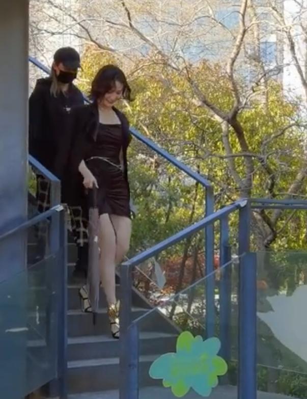 许佳琪|许佳琪的身材靠p图？路人拍照故意不开美颜，真实腿型一览无余