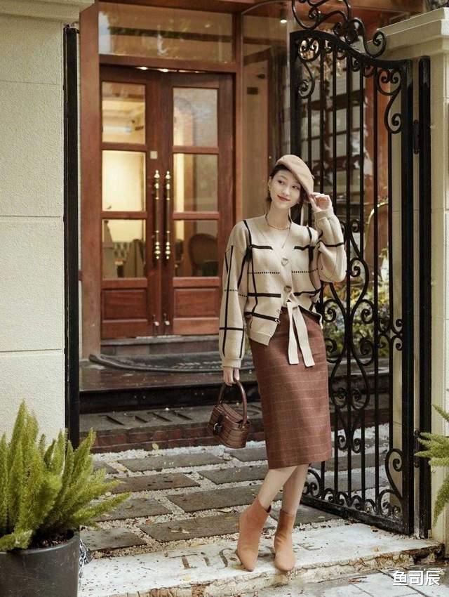 鱼司辰 降温后,如何穿才保暖又时髦?看完这几个技巧,照着穿也很有气质