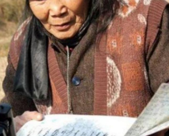 8旬老妇坚持练字20年,自创一套字体,专家看后怒斥毫无艺术性