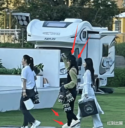 国风美少年|产后两年仍虚弱？赵丽颖落地成都后首露面，脚踩毛拖鞋穿长袖连衣裙避寒