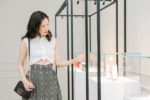 锦鲤时尚|魏巍的超模妻子太有范儿了,175cm身高穿得霸气,不输“大表姐”