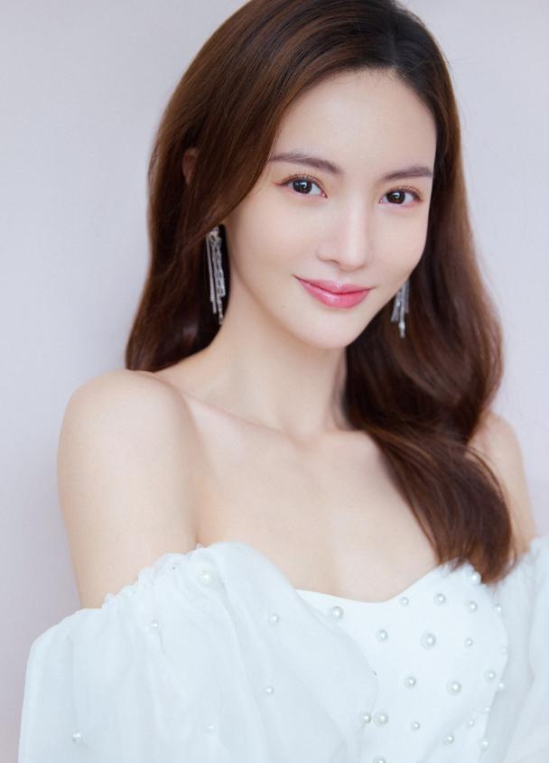 金晨|真服了金晨！穿15cm上衣倒立一字马，就不怕“地心引力”？