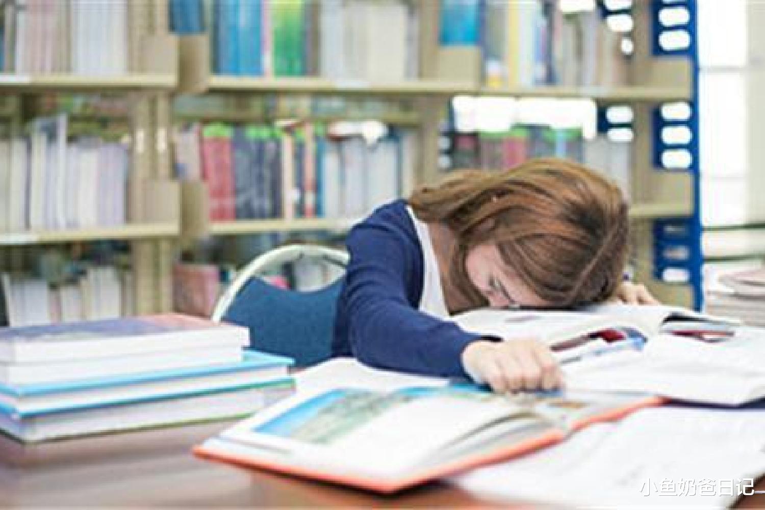 小鱼奶爸日记|景区学习的中学生走红，搬把藤椅旁若无人：大自然让我心情舒畅