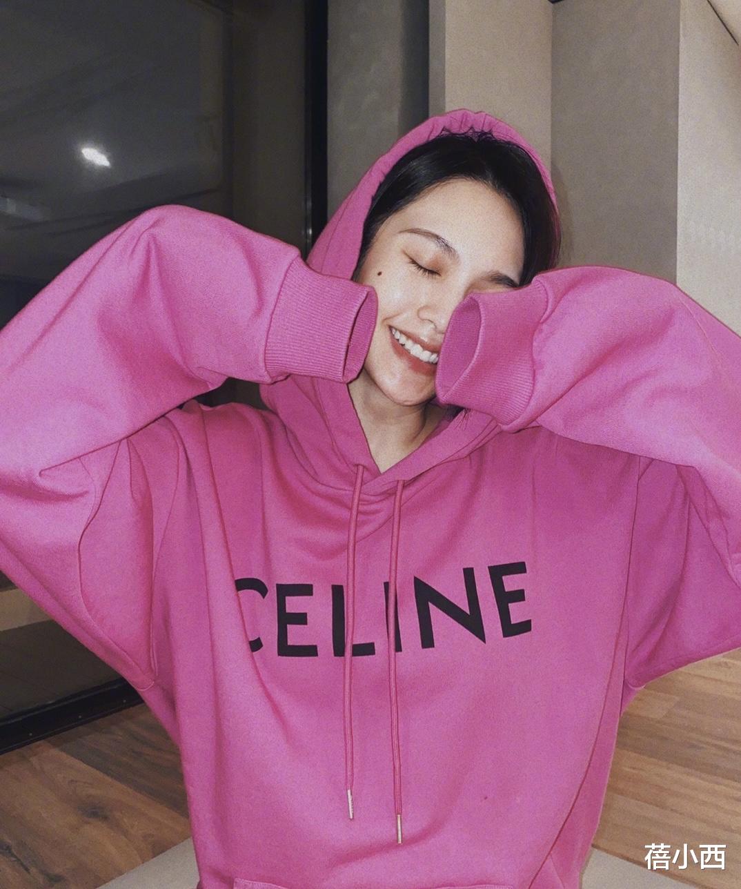 杨丞琳|杨丞琳终于换风格了,穿碎花连衣裙胸前“开条缝”,真不怕走光