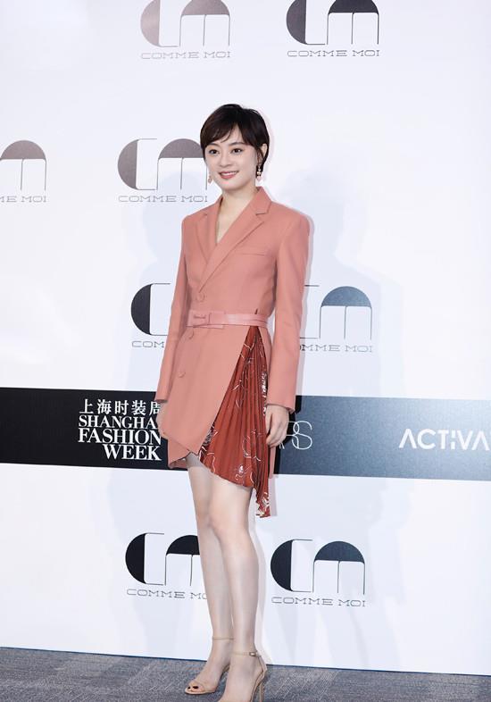 方脸妹说时尚 孙俪现身做公益不忘带货,戴黑帽耳环醒目,穿保暖装笑容灿烂真甜