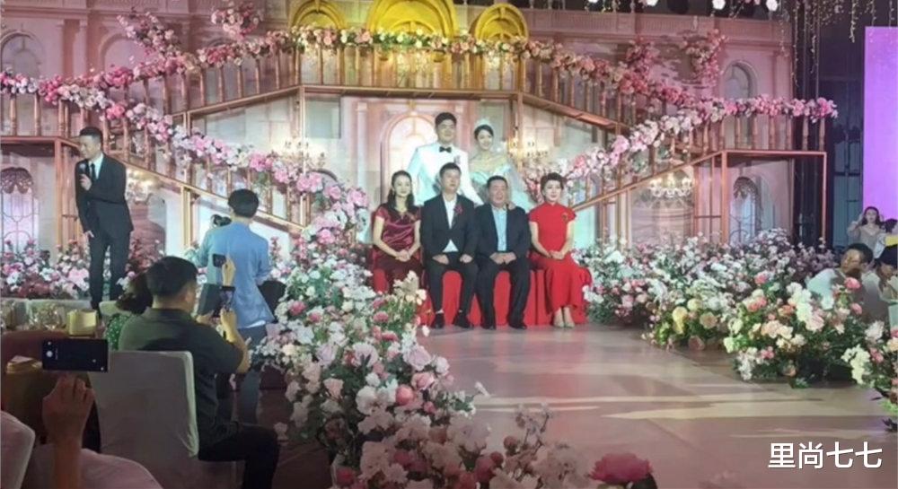 闫学晶|闫学晶儿子婚礼百余明星助阵，二人转礼服失档次，央视主持担司仪