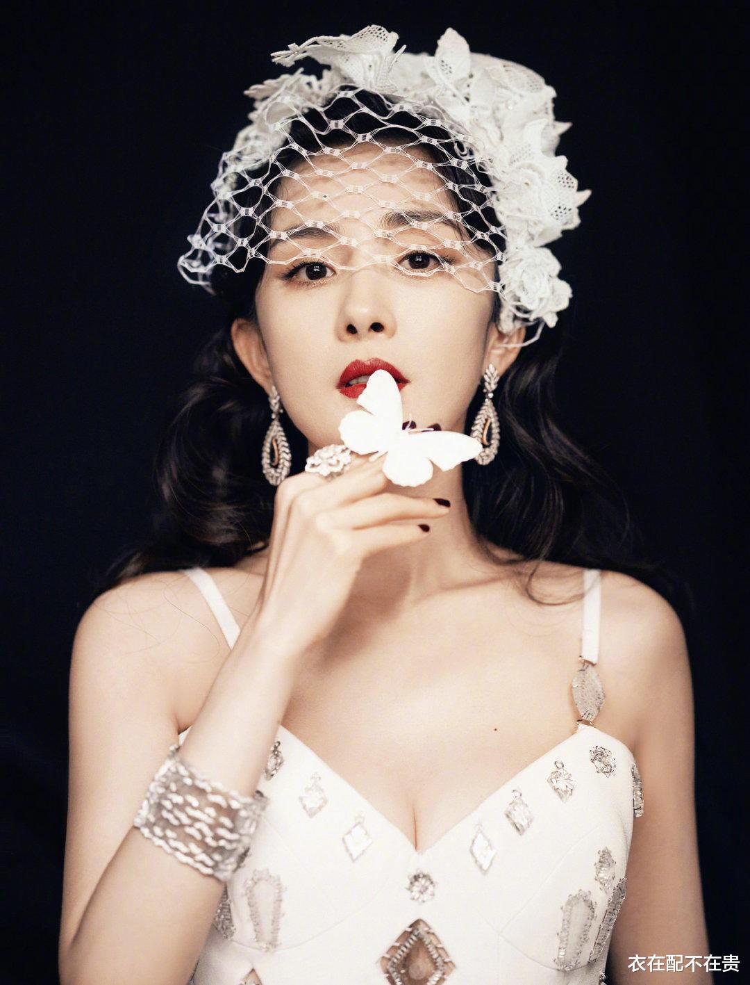 衣在配不在贵 杨幂的身材真“出挑”,修图都修不出来,穿吊带裙让人不好意思看