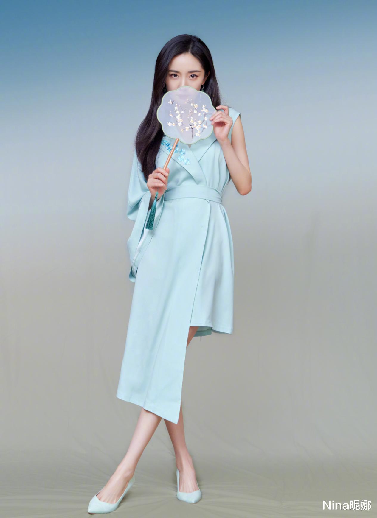 Nina昵娜 杨幂《二八定律》胶片照曝光,穿1万6翻领裙把板鞋当拖鞋踩,时髦在线的秦大律师