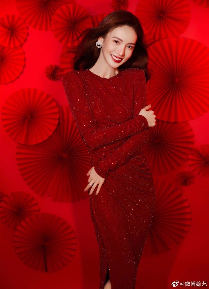 春晚|央视春晚造型：王一博中国红棒球外套，张艺兴水墨古风大片