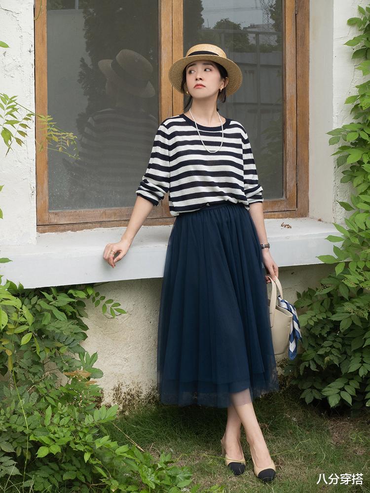 八分穿搭|30+的女性怎么穿才好看，用粗条纹针织衫配薄纱半身裙，高级优雅