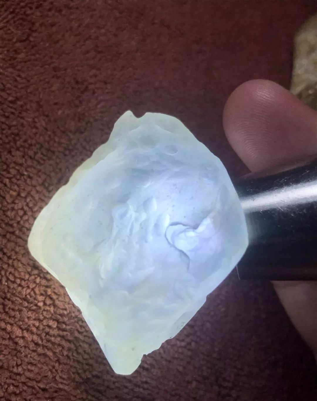 鸡蛋|只有鸡蛋大的原石，打灯犹如一颗“夜明珠”，成品不敢想象！