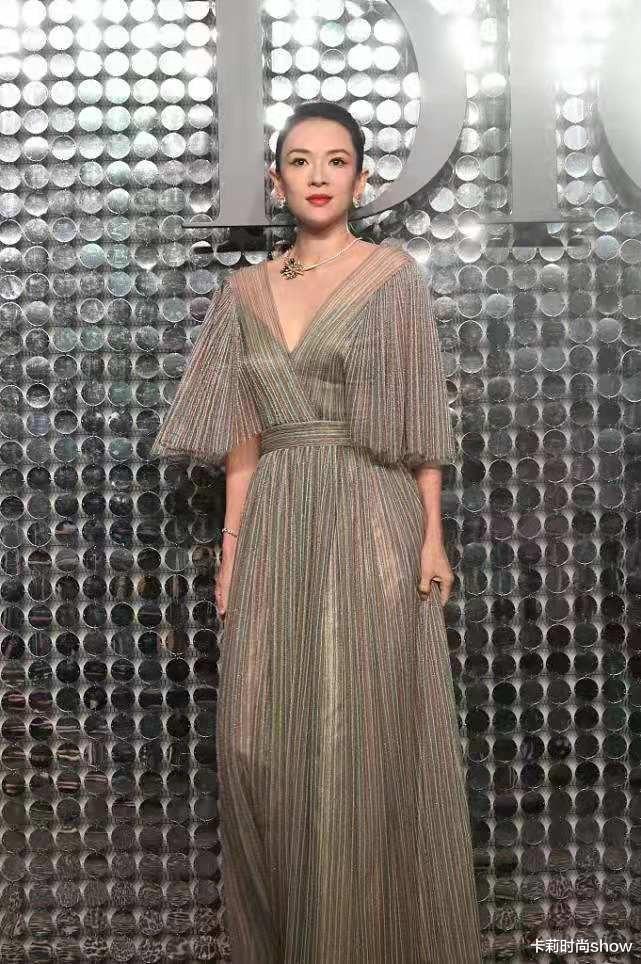 卡莉时尚show|章子怡这次有点翻车！穿宫廷风刺绣裙空空荡荡，大领口斜方肌明显