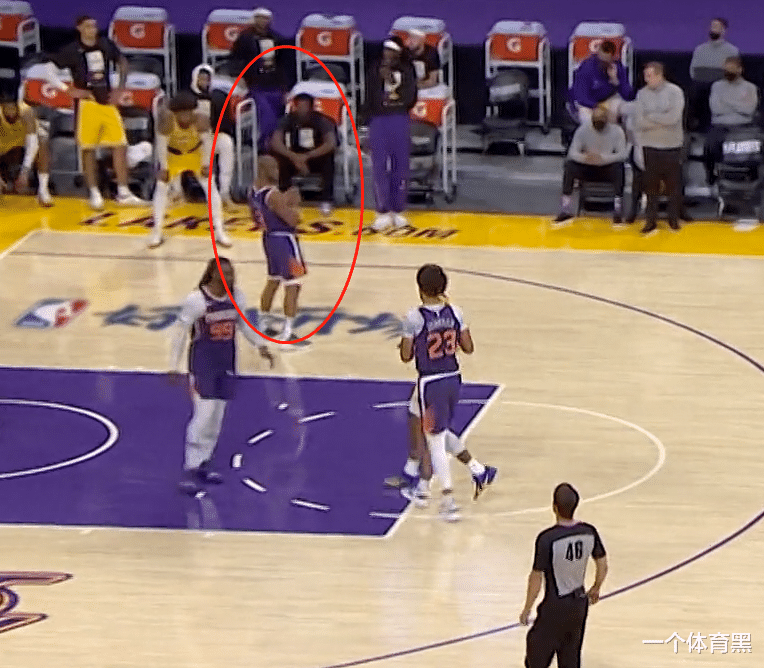 勒布朗·詹姆斯|詹姆斯為何不與保羅握手？原因找到了！CP3模仿老詹背打動作，嘲諷意味十足