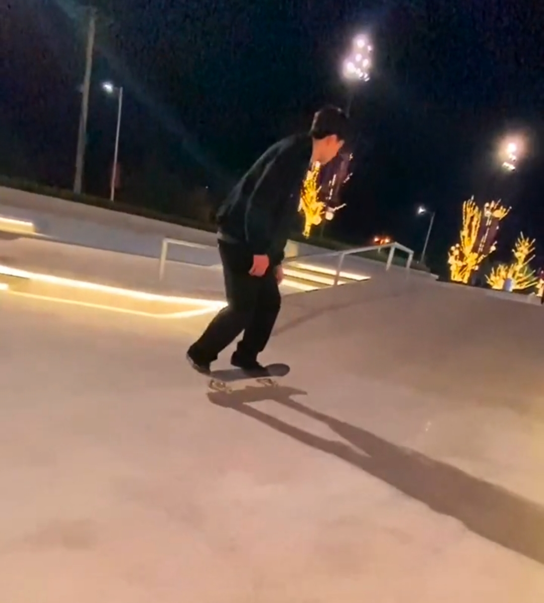 王一博|王一博商场门前玩滑板，炫酷娴熟帅气十足，被赞好酷帅