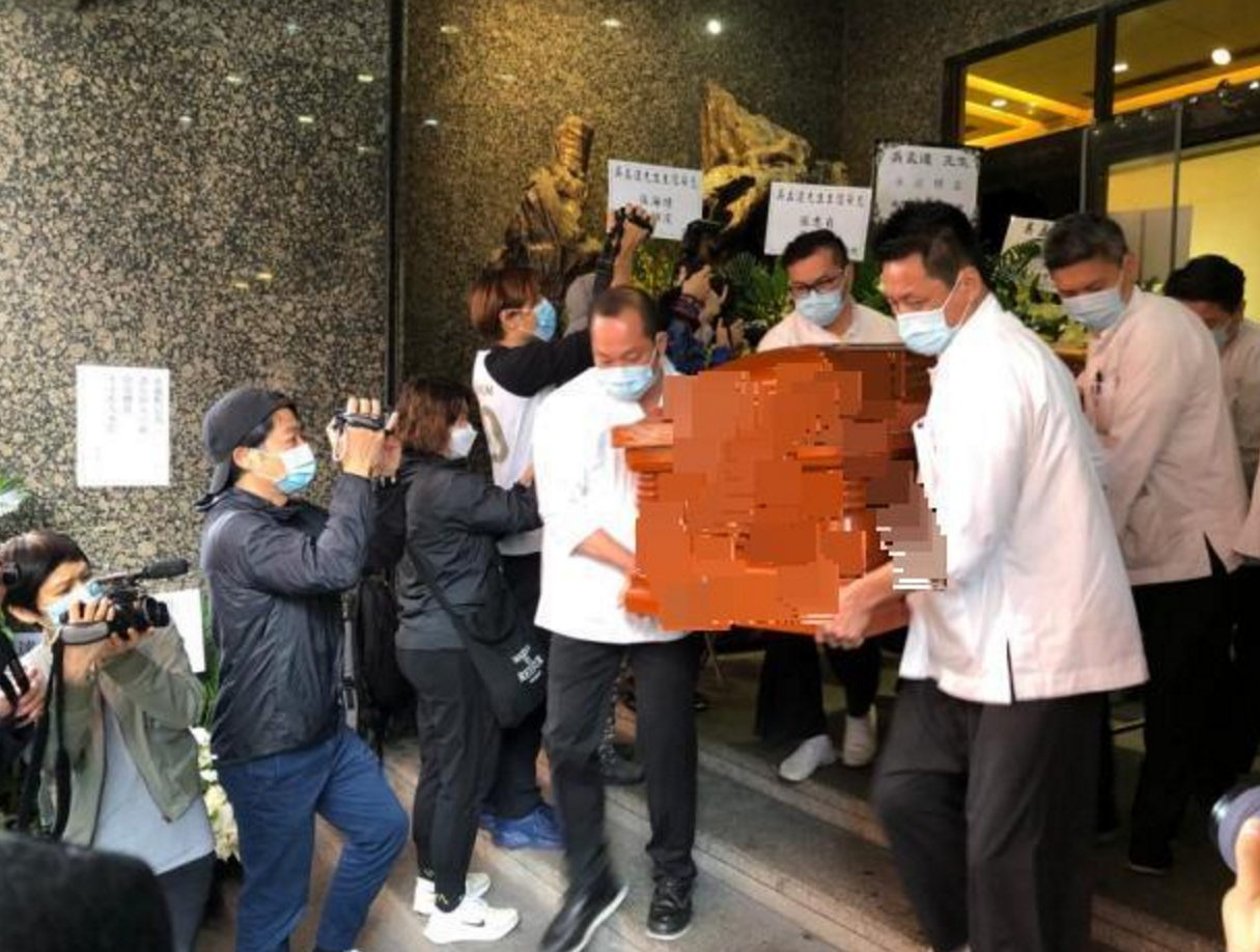 吴孟达|吴孟达遗体正式火化！妻儿陪同走完最后一程，骨灰带回大马安葬