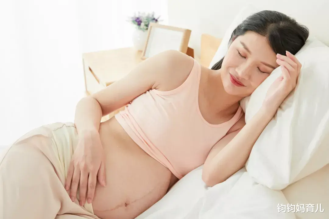 钧钧妈育儿|你知道孕期妈妈各个阶段的正确睡姿是什么样的吗?