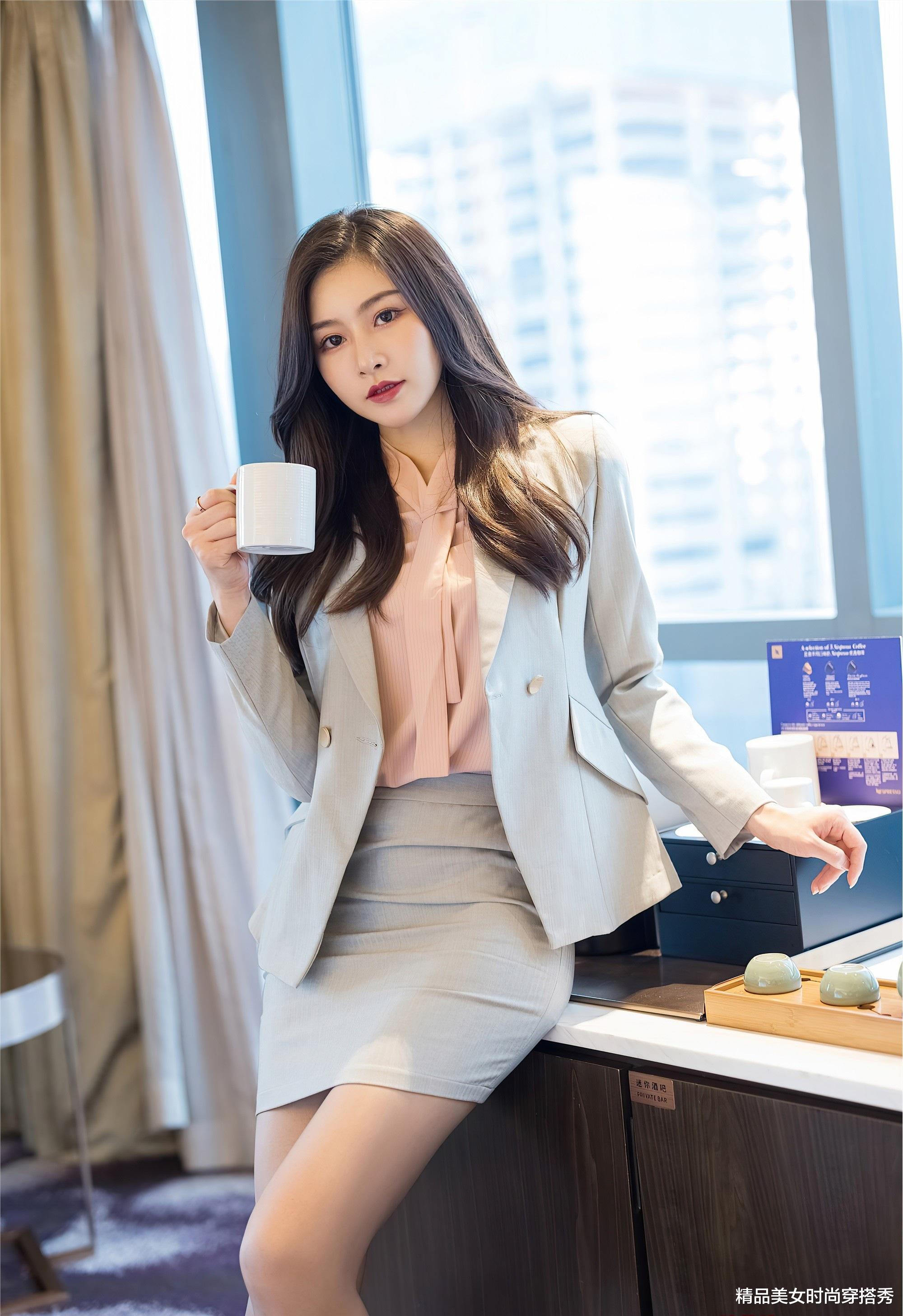 秘书|浅粉色衬衫搭配浅蓝色西服套装成熟有气质，让你轻松掌控全场