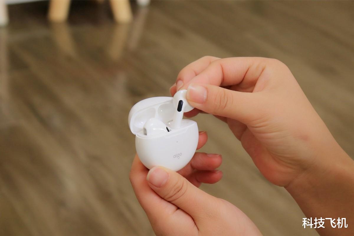 藍牙耳機|真白菜價，觸控操作開蓋即連，aigo這款藍牙耳機140元能買倆
