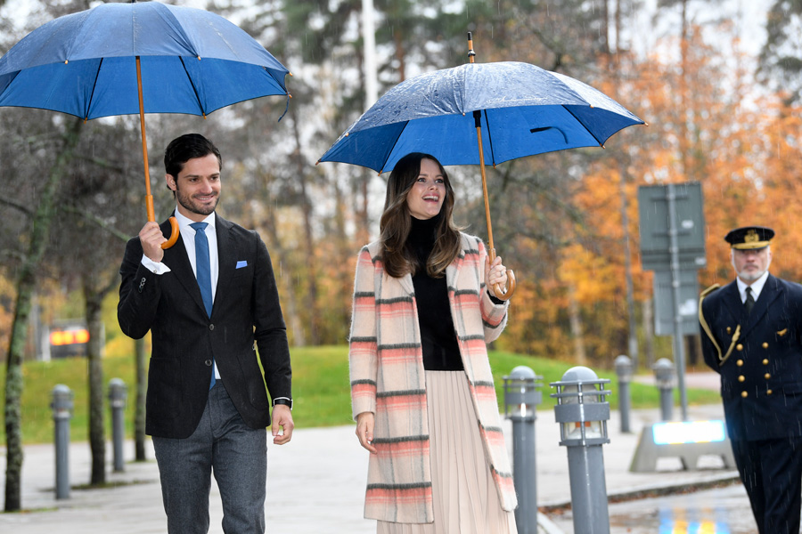 全球时尚风行|瑞典辣模王妃新照曝光！拖地喇叭裤太累赘，4个月大的小王子萌翻