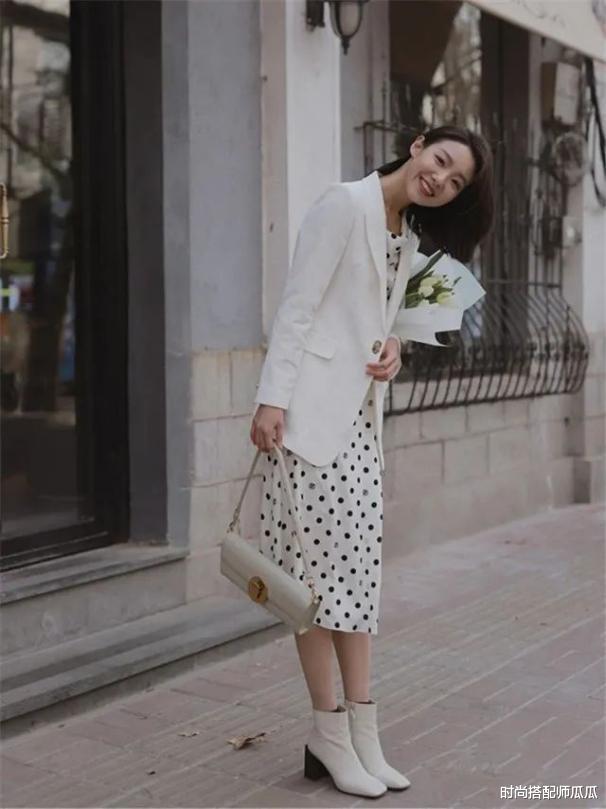 时尚搭配师瓜瓜|女人50岁以后,不管穿裤子还是裙子,少穿这3种鞋子,低级没气质