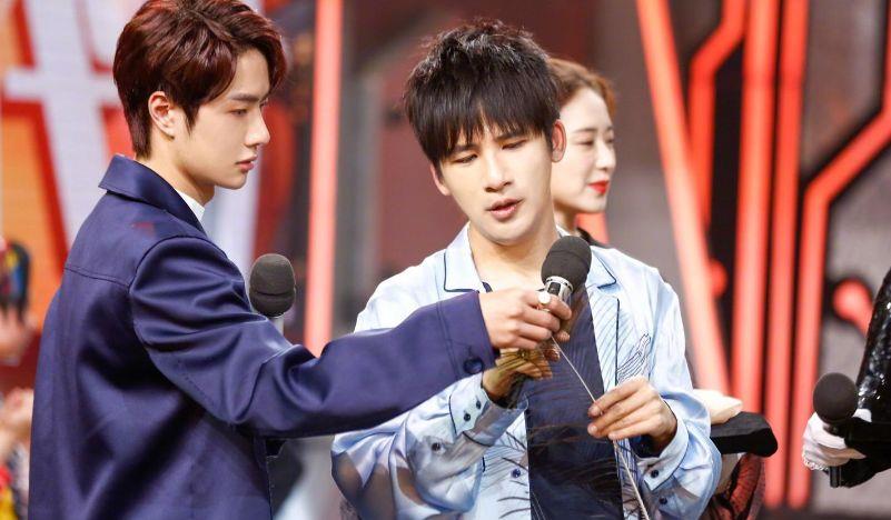 江疏影|别再问王一博为何不考主持证了，无证主持了几年已经是给他的馈赠