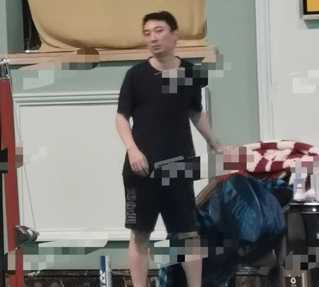 王思聪|王思聪打球被偶遇，疲态明显脸肿露凶相，美女当众坐其大腿被吐槽