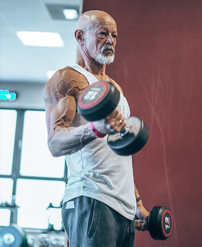 运动|67岁大爷一身“腱子肉”用运动的方式，来保持年轻的状态