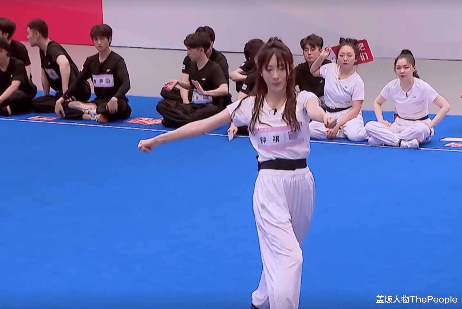 李溪芮|有人秀身材惹争议、有人凭实力成名场面，明星运动会到底该看啥？