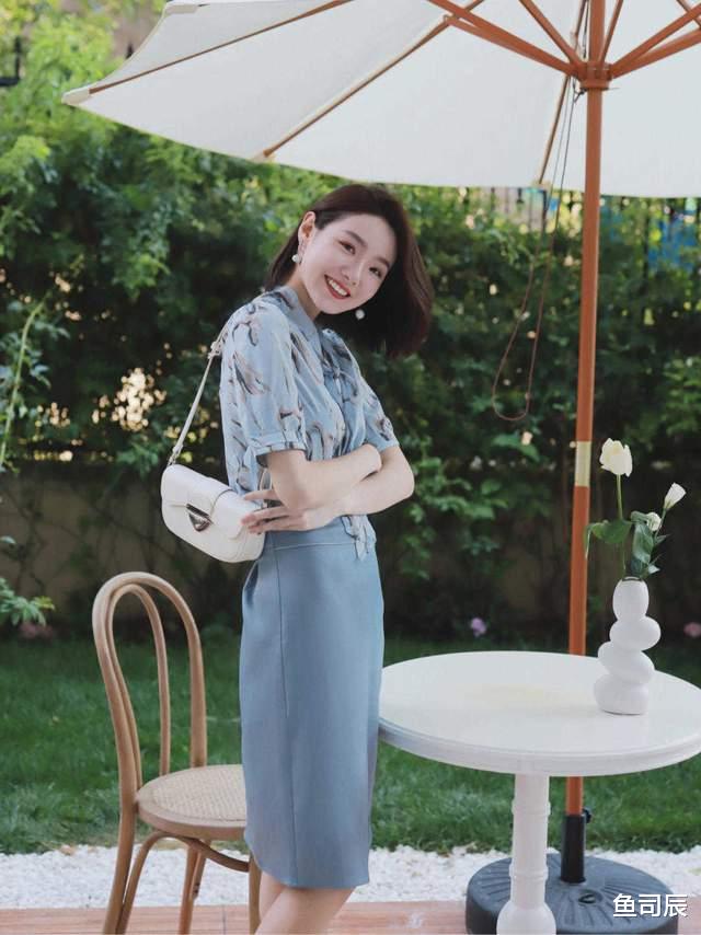 鱼司辰|“初恋”女友风格怎么穿?白衬衫搭配印花裙甜美俏皮,简直太美了