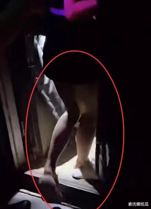 阿Sa|王思聪新女友曝光？十指紧扣出酒吧，女方身材壮实遭吐槽