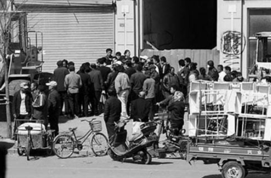 10年前,他因小事砍杀数10人,包括自己妻儿,判刑前还死盯着岳父