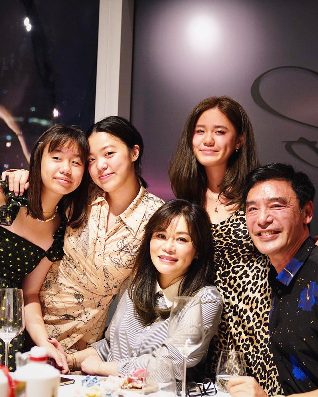 全球时尚号 68岁钟镇涛太幸福,一家五口为妻子庆生,小女儿穿波点裙可爱