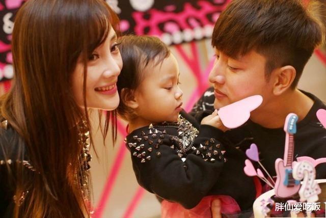 李小璐|李小璐穿吊带裙挺胸热舞，贾乃亮餐厅名字有深意？