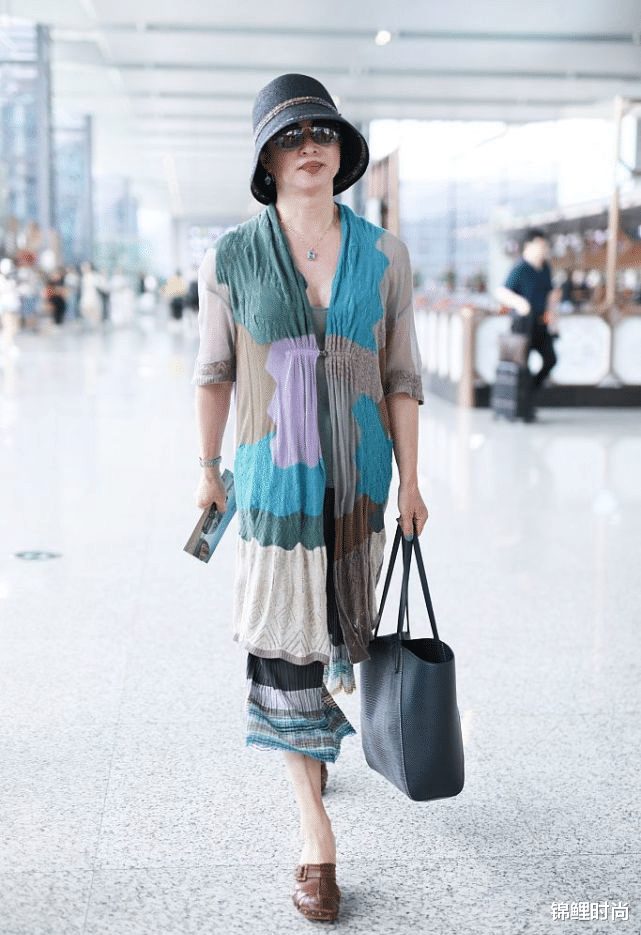 锦鲤时尚|金星穿V领秀女人曲线，衣服颜色花花绿绿，戴水桶帽像“游客”