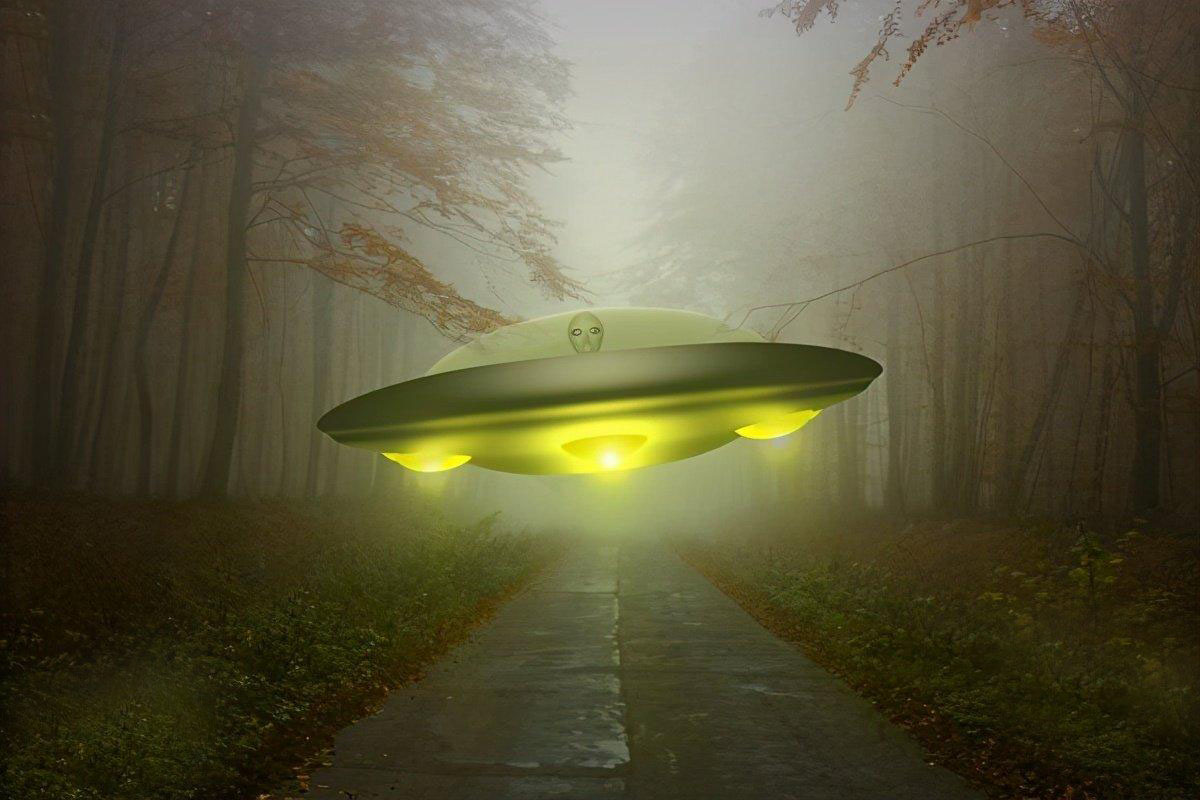 UFO 7月再现不明飞行物？国际空间站拍到几十个发光物，保持队形飞行