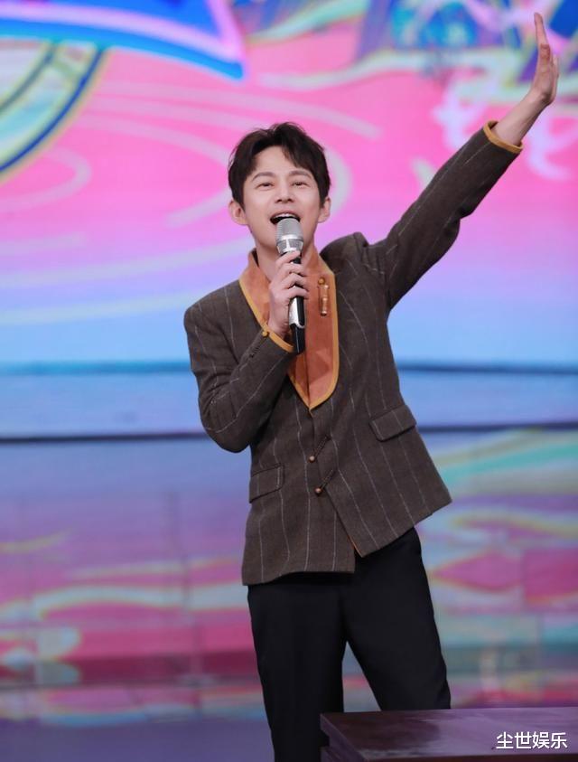 何炅|《你好星期六》何炅忙着cue固定嘉宾,自己说错词却没人救场