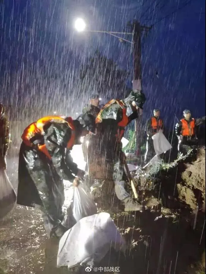 有故事的桌子|死亡12人，郑州特大暴雨，他们的朋友圈我不敢看……