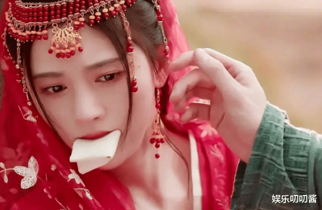 |到底是怎么了?鞠婧祎塞豆腐皮,张一山叼卫生纸,郑恺成大闸蟹