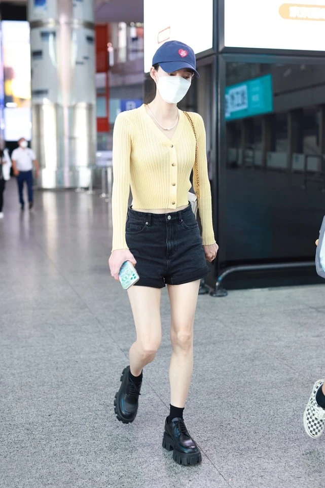 大表姐的时尚圈|王丽坤不愧是舞蹈专业的，穿针织衫+短裤也很高级，线条感真优美