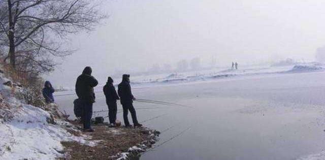 |冬季钓鱼，这个地方都是鱼窝，在鱼窝里还怕钓不到鱼？