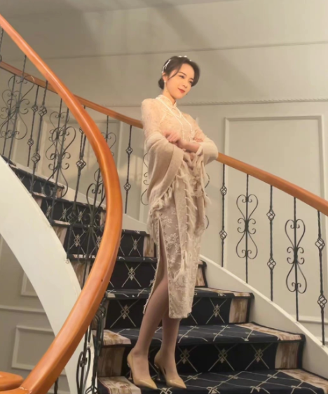 战双帕弥什|LPL女主持余霜出新照,披巾高开叉旗袍,气质提升1个档次