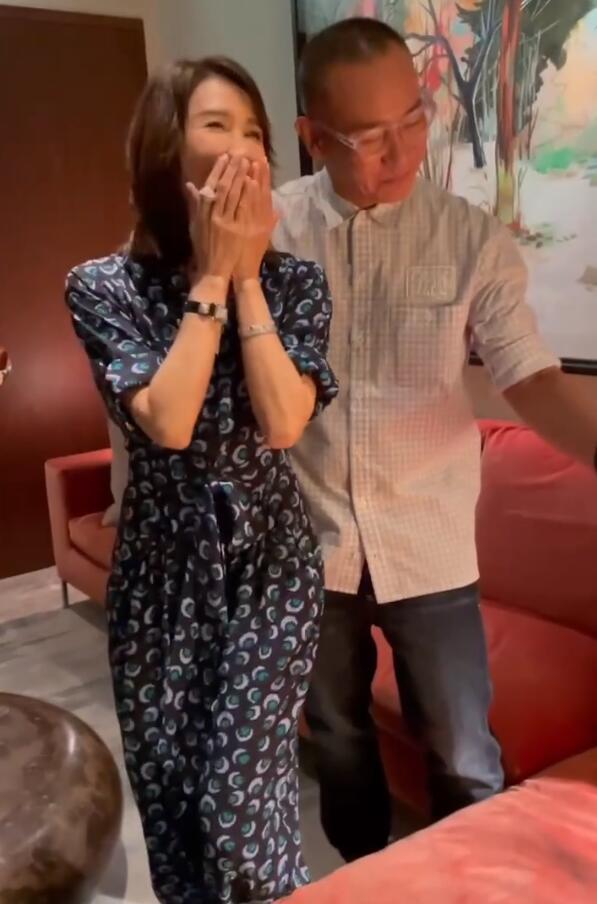 方脸妹说时尚|黎姿罕见参加聚会，50岁穿连体裤容光焕发，同框林保怡满脸含羞样