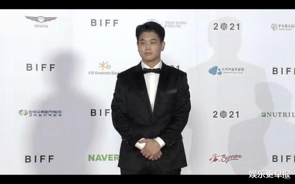 宋仲基|宋仲基拯救釜山电影节！登红毯发现「前情人」也在秒回头看她