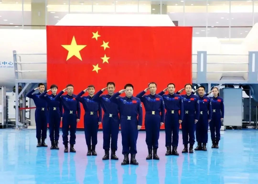 他是中国首批航天员,4次与飞天失之交臂,23年至今无缘太空,他用一句话道出真相