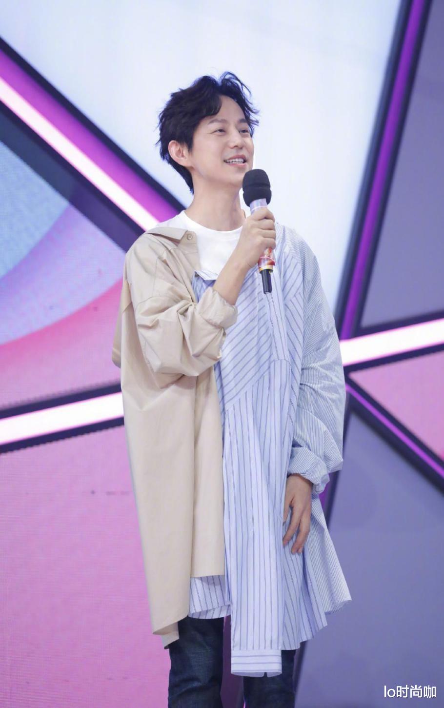 |何炅和后辈同框却不违和,“衬衫造型”更显年轻,看着好像同龄人